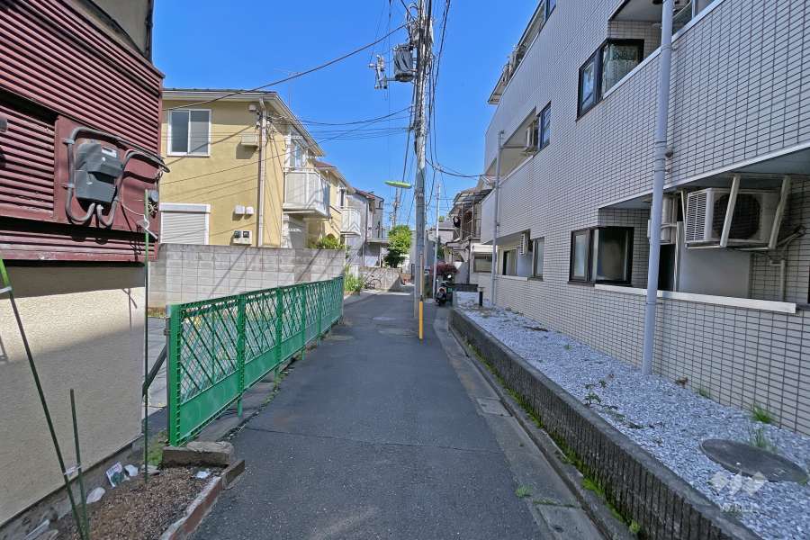 敷地北側の前面道路（西側から）
