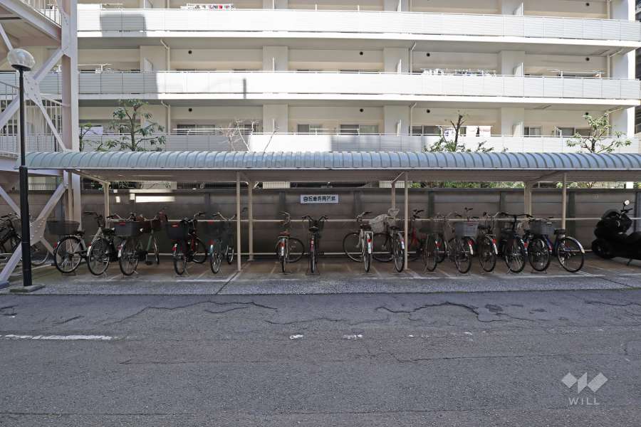 駐輪場は屋根付きで広く設けられています