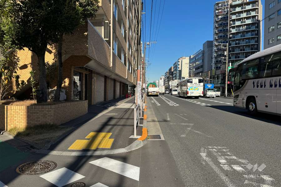 敷地の東側前面道路（南側から）