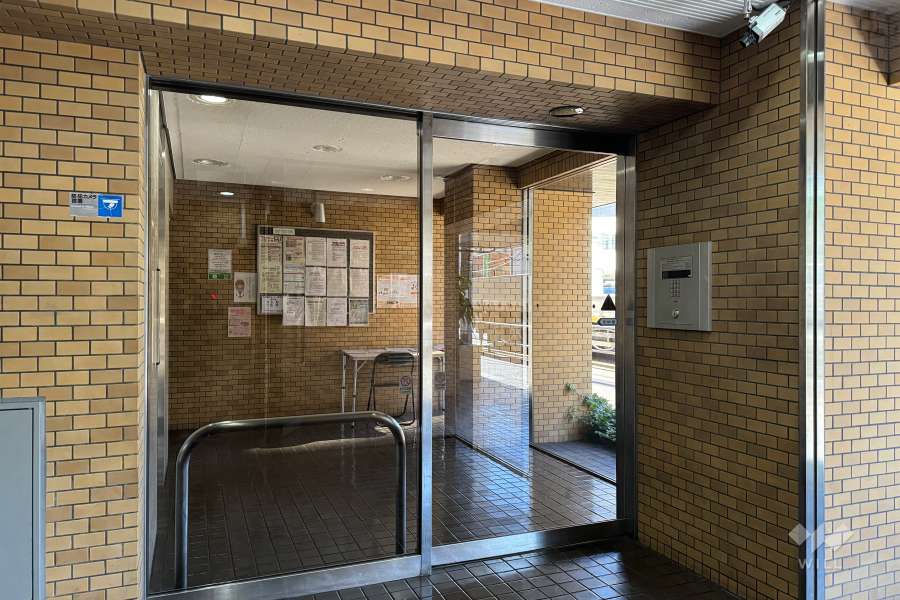エントランスはオートロック付きです。