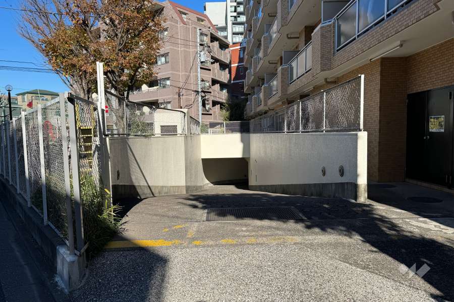 地階にある駐車場へのアプローチ