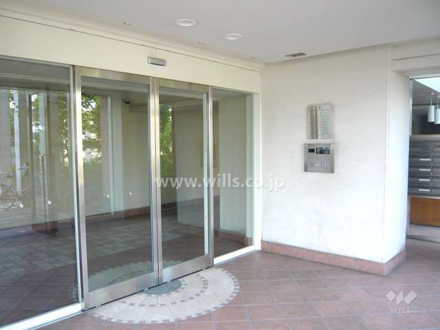 エントランスホール。オートロックが付いています。