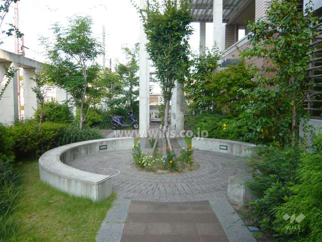 敷地内は植栽が多く、緑豊かな印象。