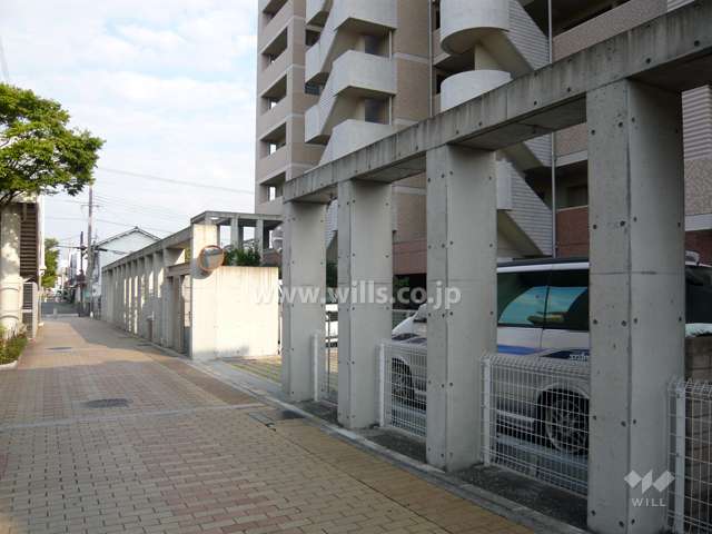 敷地と前面道路をゆるやかに区切るコンクリート打ち放しの柱