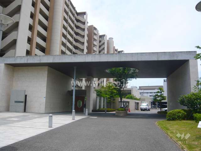 車寄せのあるホテルライクなエントランス。荷物の多い時や雨の日に便利です。