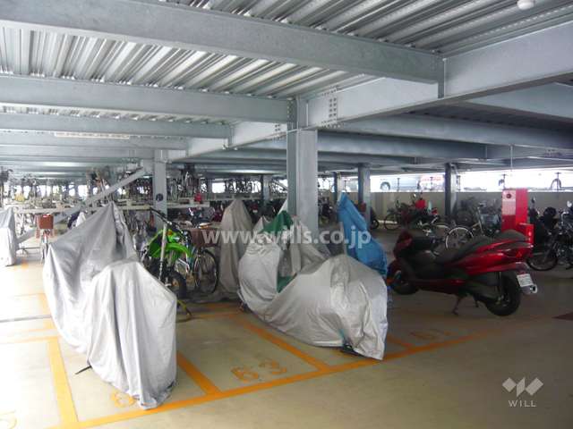 バイク置場と駐輪場