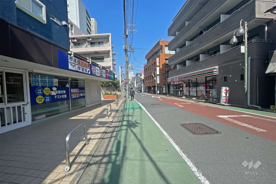 敷地北側の前面道路（東側から）