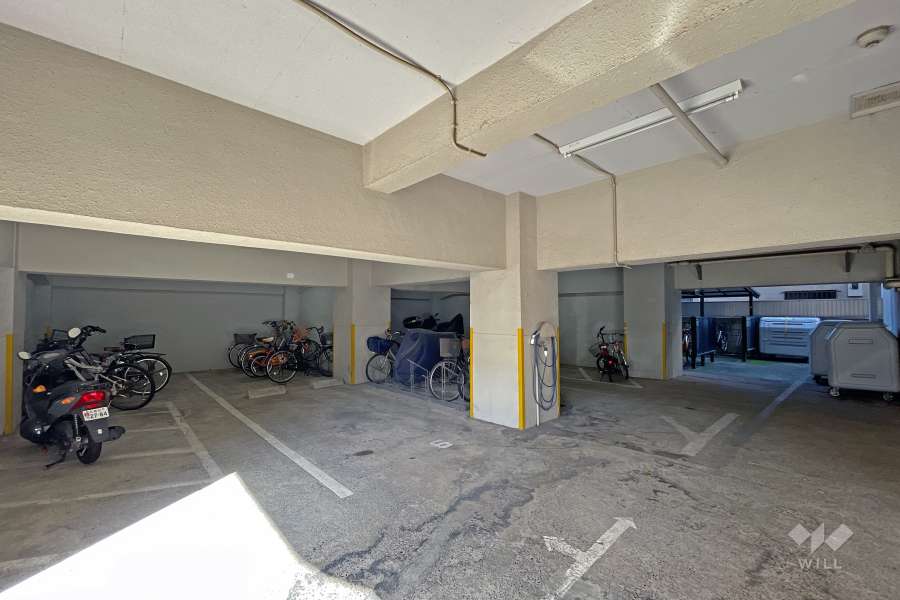 敷地内駐車場（屋内平面式）とバイク置場・駐輪場