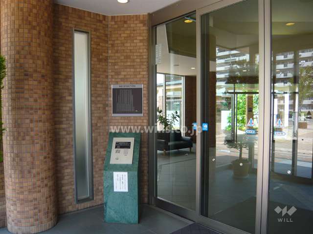 エントランスはオートロック付きです。