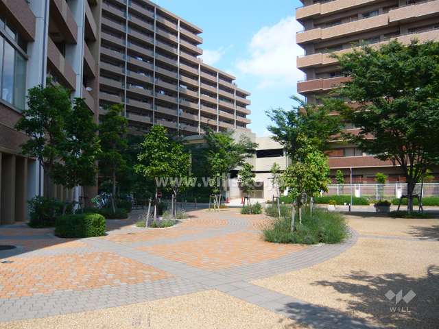 1階エントランス前の広場