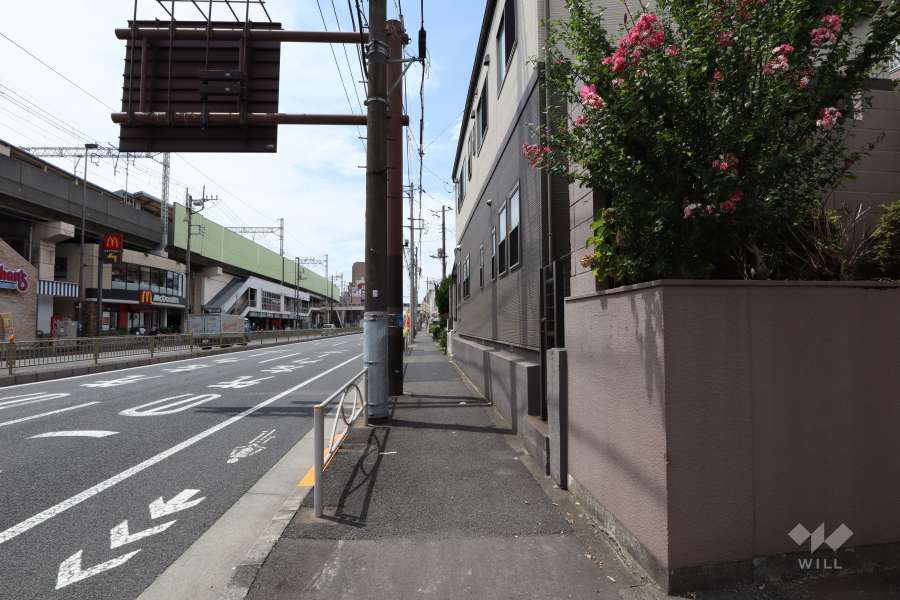 敷地南東側の前面道路(北東側から)