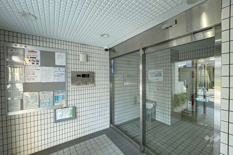 エントランスはオートロック付きです。
