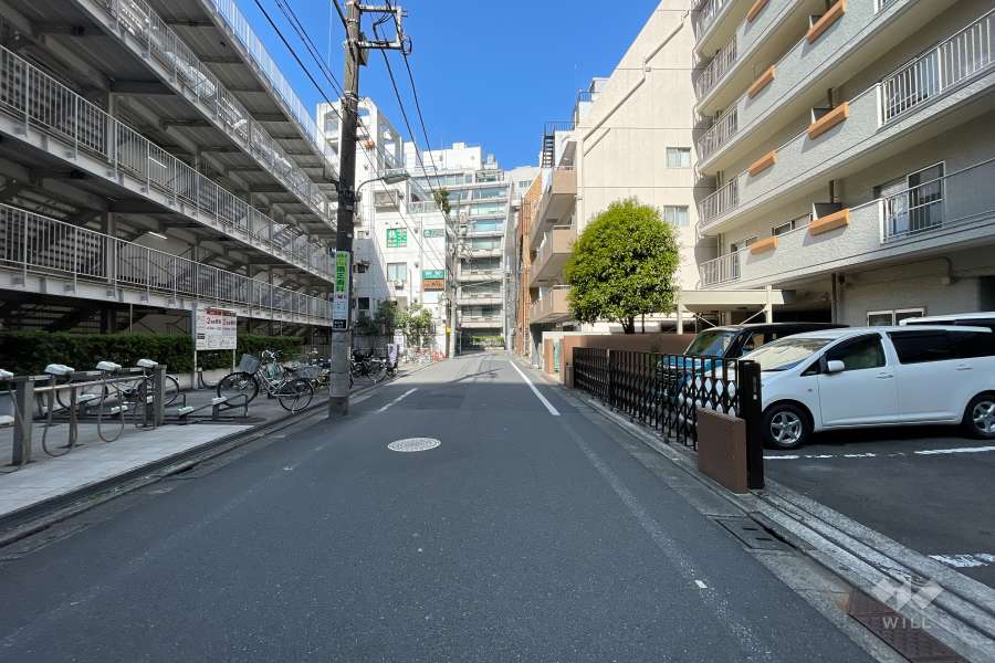 敷地南側の前面道路（東側から）