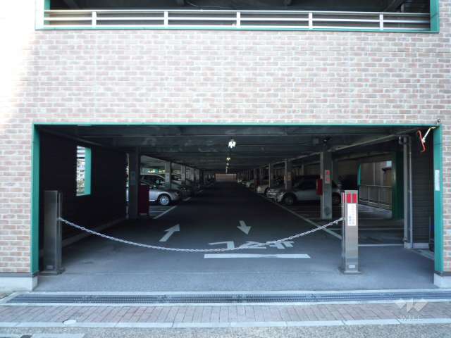 ロボットゲート付き駐車場（自走式の3階建です）