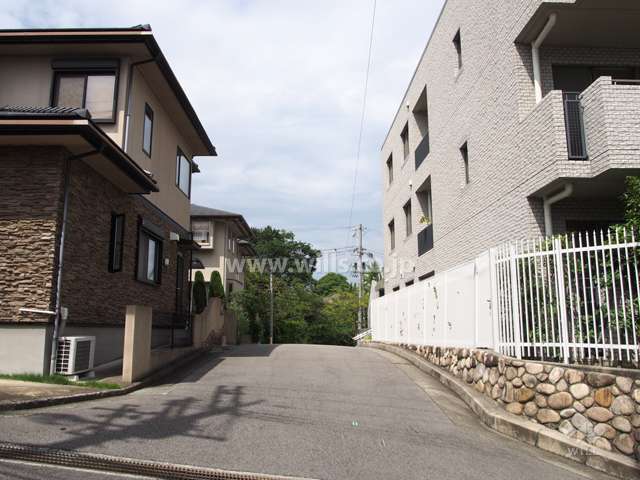 敷地西側の前面道路