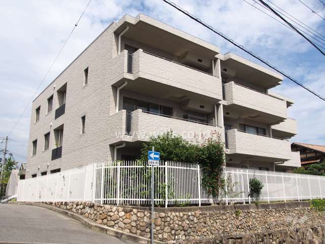 ファミーユ宝塚寿楽荘の外観（南西側から）
