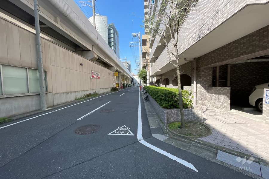 敷地西側の前面道路（南側から）