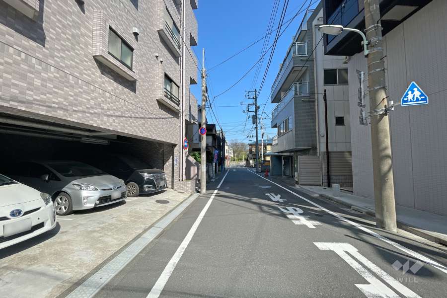 敷地南側の前面道路（西側から）