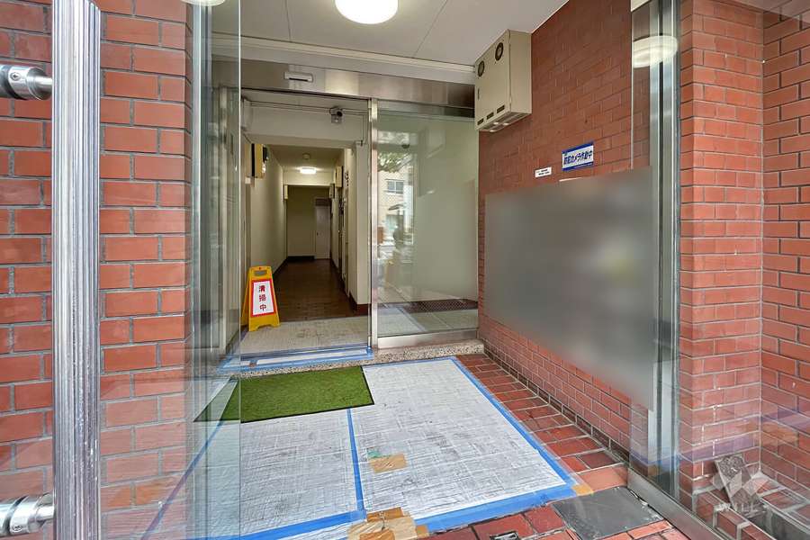 エントランスはオートロック付きです。