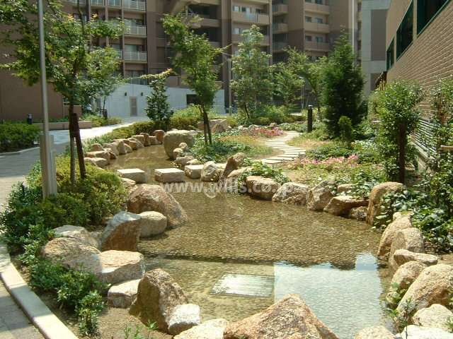 小川が流れる敷地内の中庭