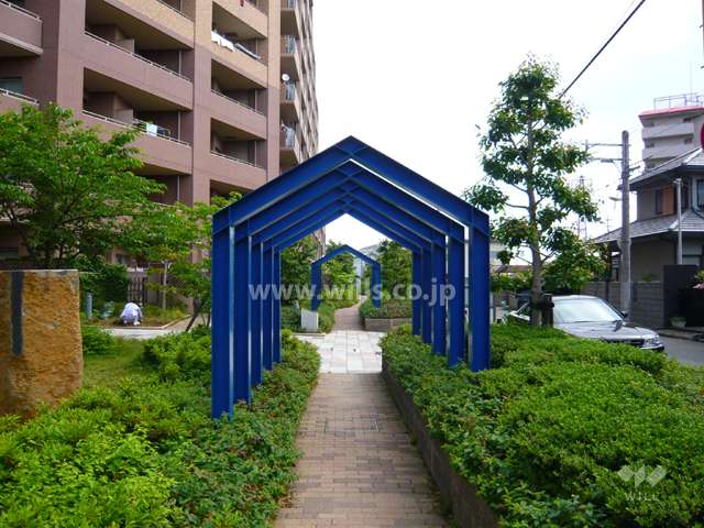 敷地内は植栽スペースが多く緑豊かです。