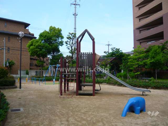 敷地内に隣接して公園があります。