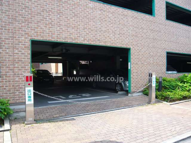 駐車場の出入り口はロボットゲート付きです。