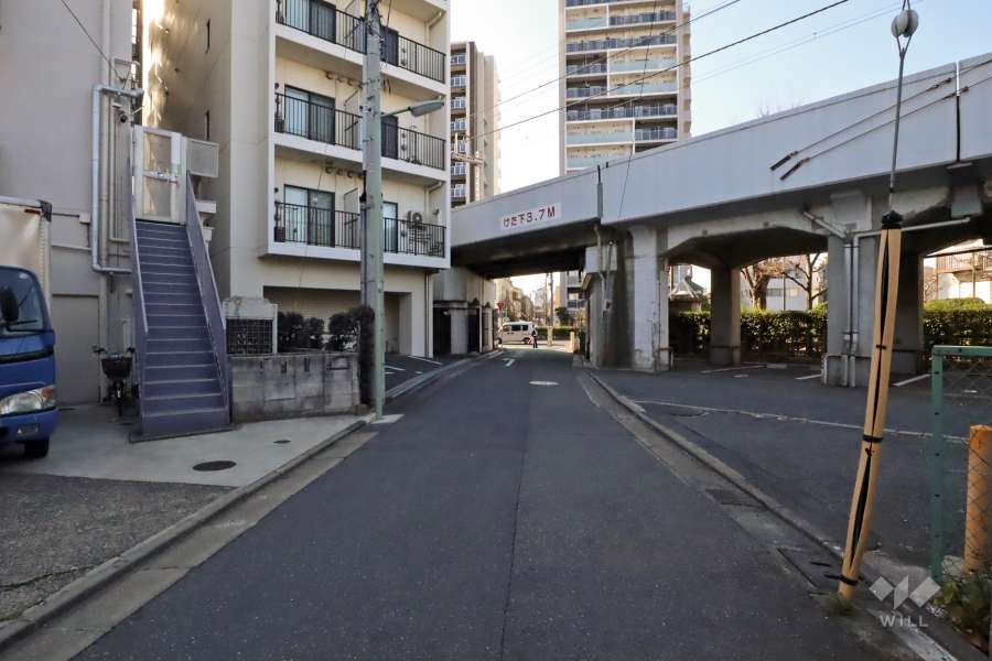 敷地北側の前面道路（東側から）