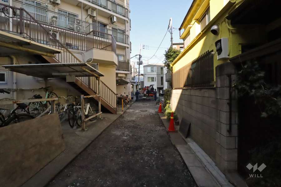 敷地東側の前面道路（南側から）