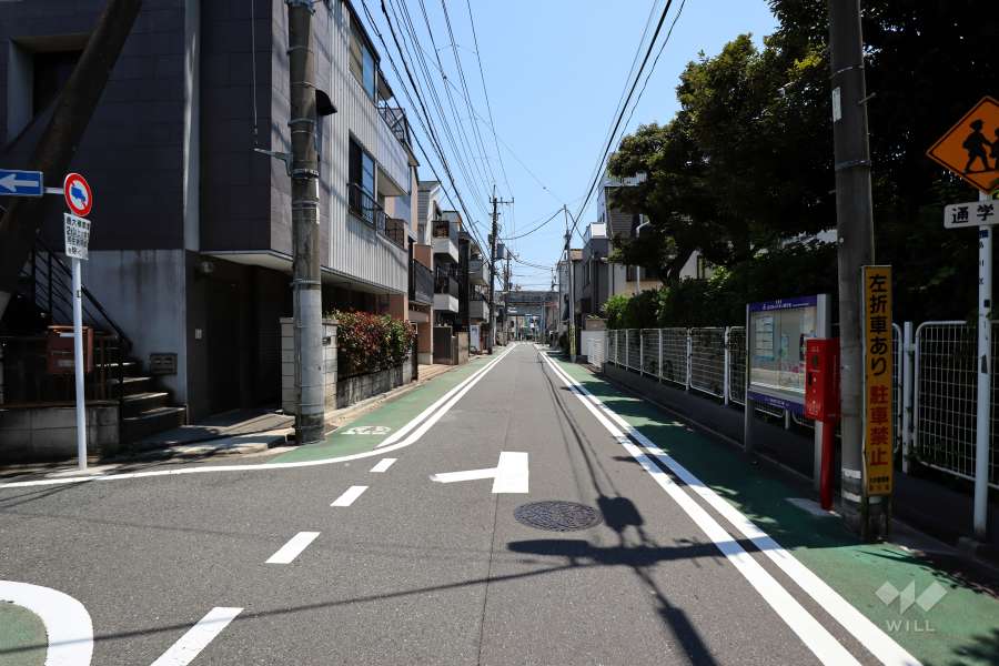 敷地北東側の前面道路（北西側から）