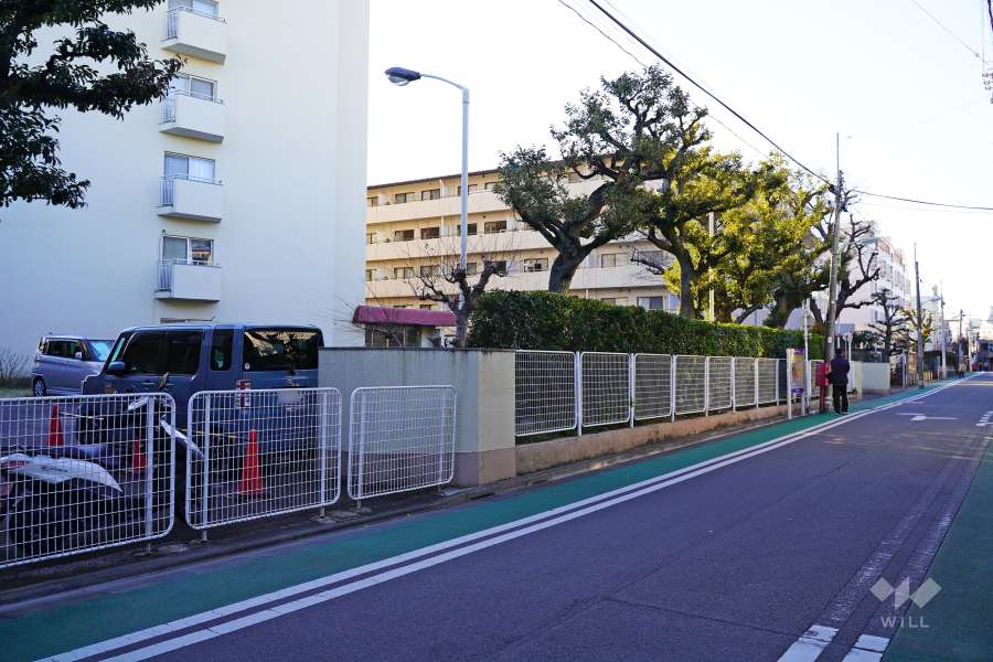 敷地北東側の前面道路（）