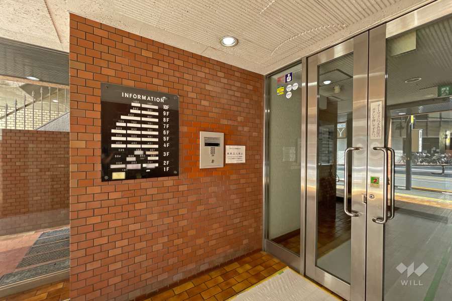 エントランスはオートロック付きです。