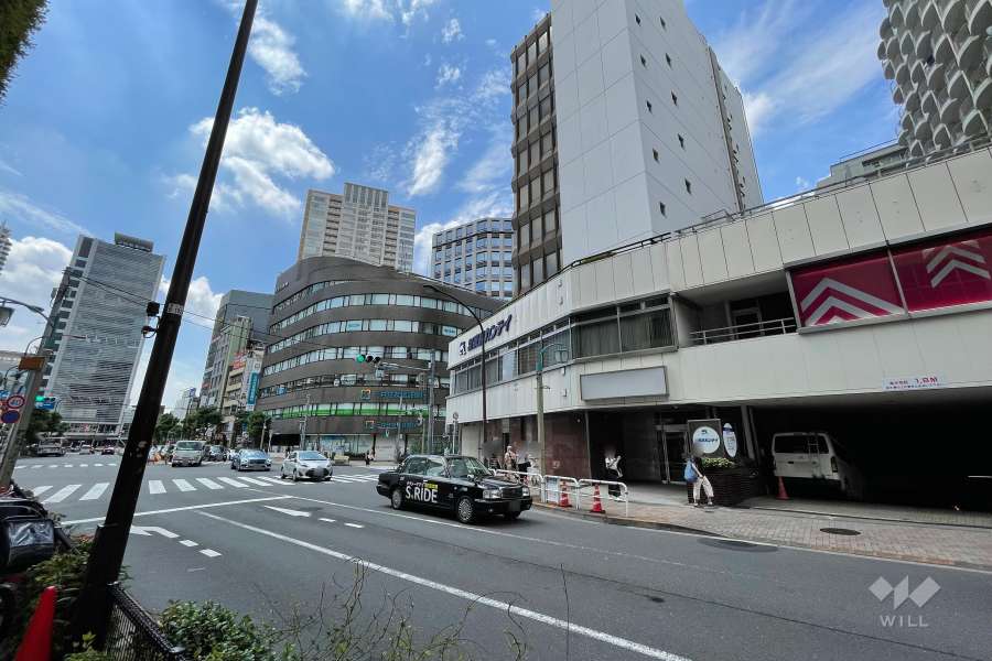 周辺は住宅の他、店舗や事務所などが混在する街です。