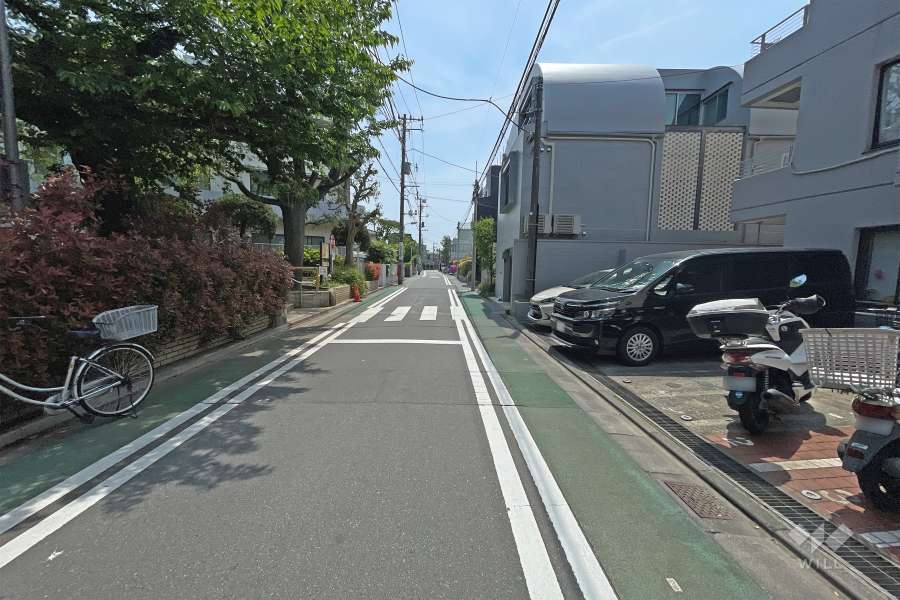 敷地北側の前面道路（西側から）