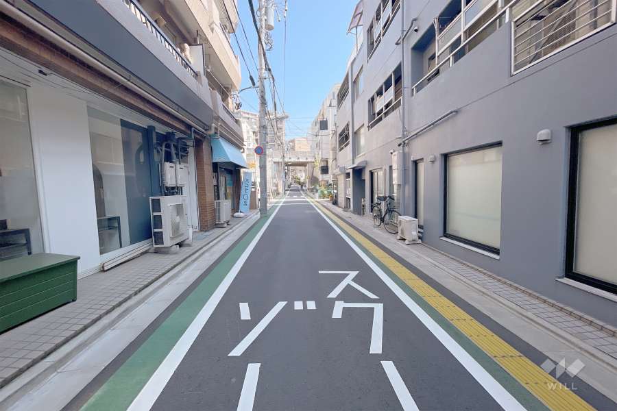 敷地東側の前面道路（南側から）