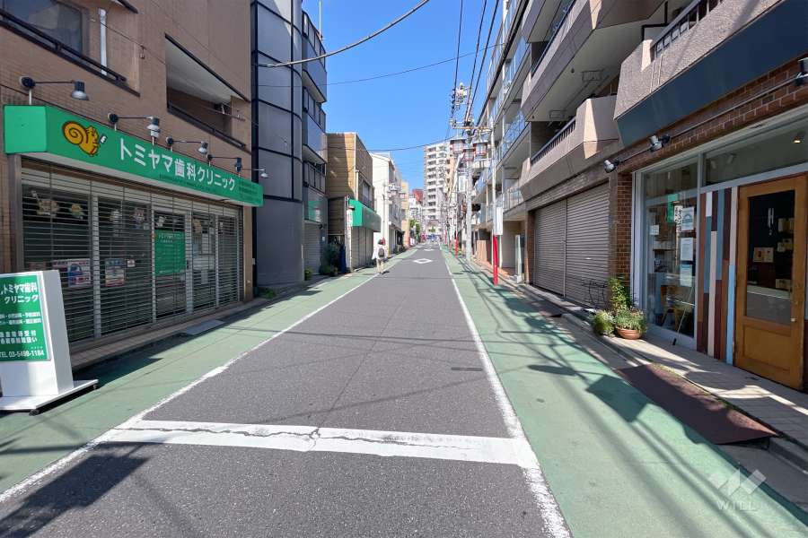 敷地南側の前面道路（東側から）