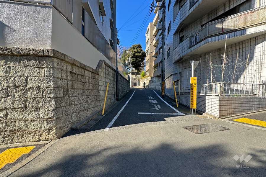 敷地北側の前面道路（東側から）