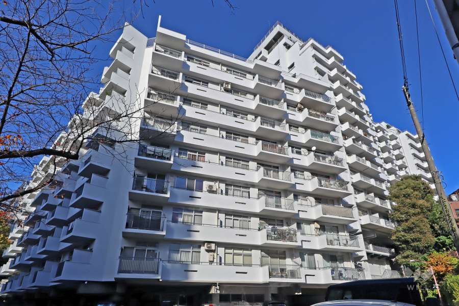 マンション雅叙苑４号館の外観（南西側から）