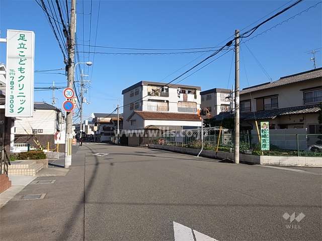 敷地北側を通るバス通り。バス停が徒歩2分の距離にあります。