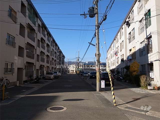 A棟の西側前面道路