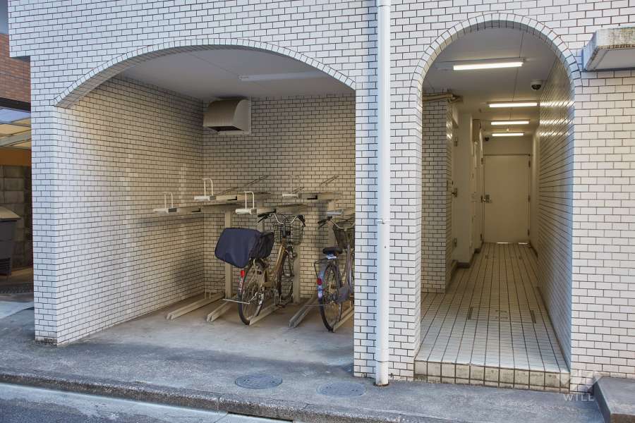 北側の出入り口と駐輪場