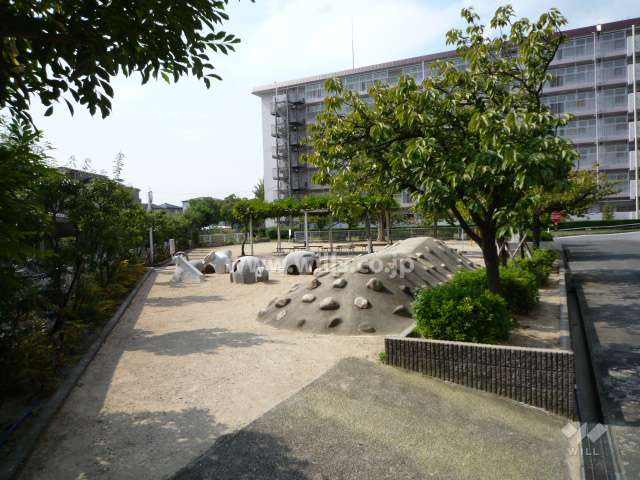 マンションに隣接する公園
