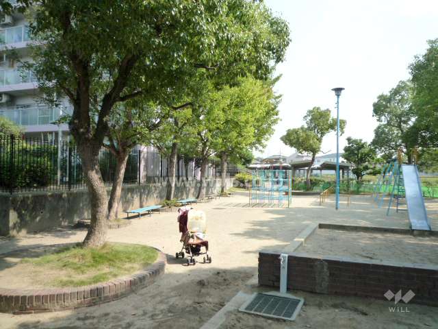 マンションの南側にある公園