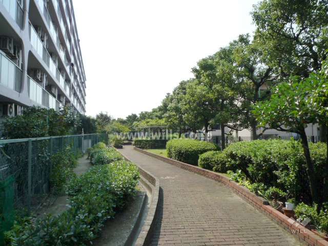 マンションの西側敷地内にある遊歩道