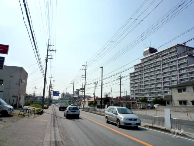 敷地の東側には尼宝線が走っています。