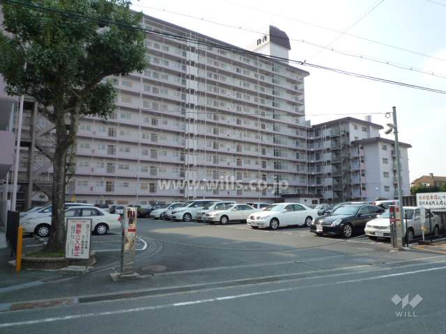 駐車場出入口にはロボットゲートが付いています。