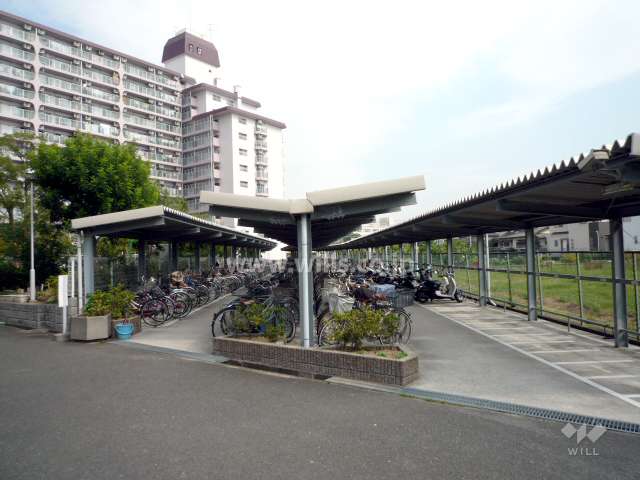 屋根付きの駐輪場とバイク置場