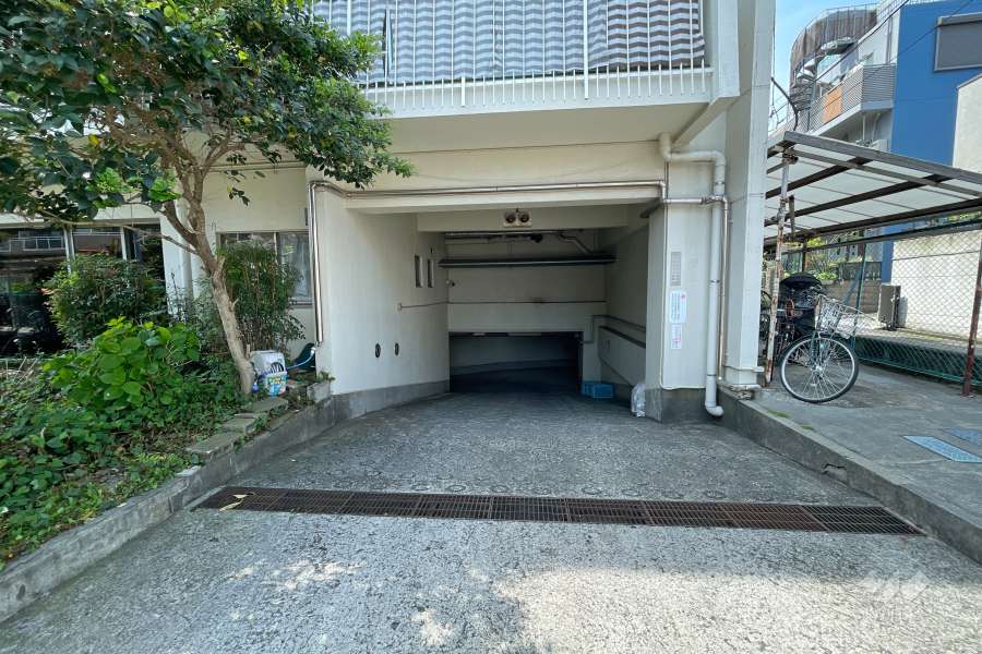 地下駐車場の出入り口