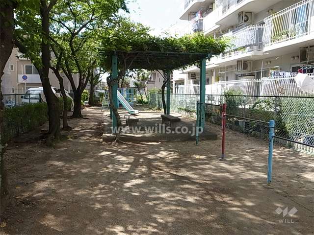 A棟とB棟の間にある小さな公園