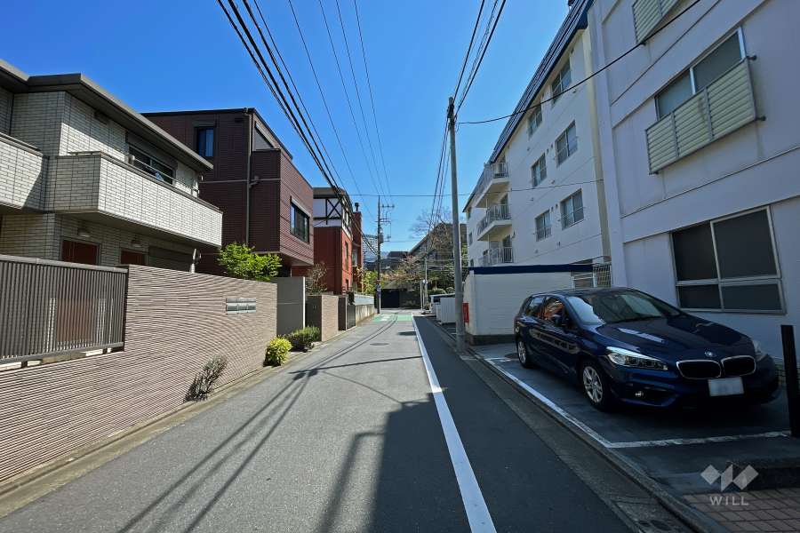 敷地北側の前面道路（西側から）